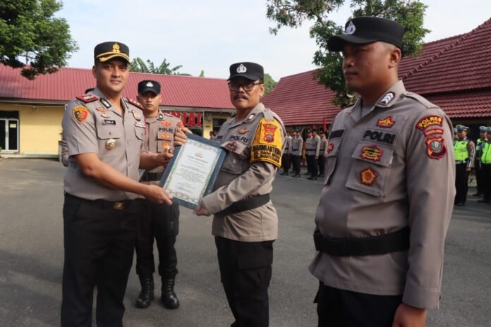 Kapolres Binjai Berikan Penghargaan