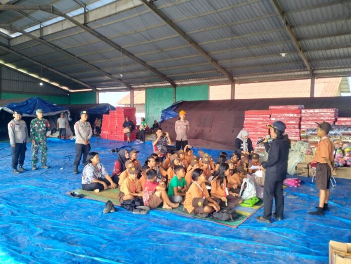 Polres Karo dan Brimob Layani Mobilitas Warga Pengungsi Sinabung