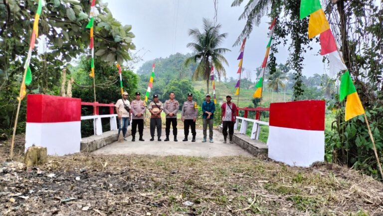 Kapolsek Siantar Martoba Renovasi Jembatan Merah Putih Menghubungkan Kelurahan Tanjung Naga Pita