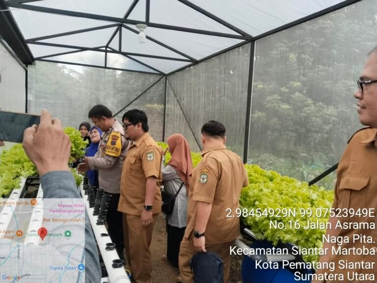 Bhabinkamtibmas Polsek Siantar Martoba Sambang Kamtibmas di Lahan Kelompok Tani