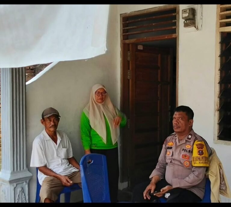 Bhabinkamtibmas Bantu Daftarkan Warga Kurang Mampu Untuk Dapatkan Bansos PKH dan BPNT