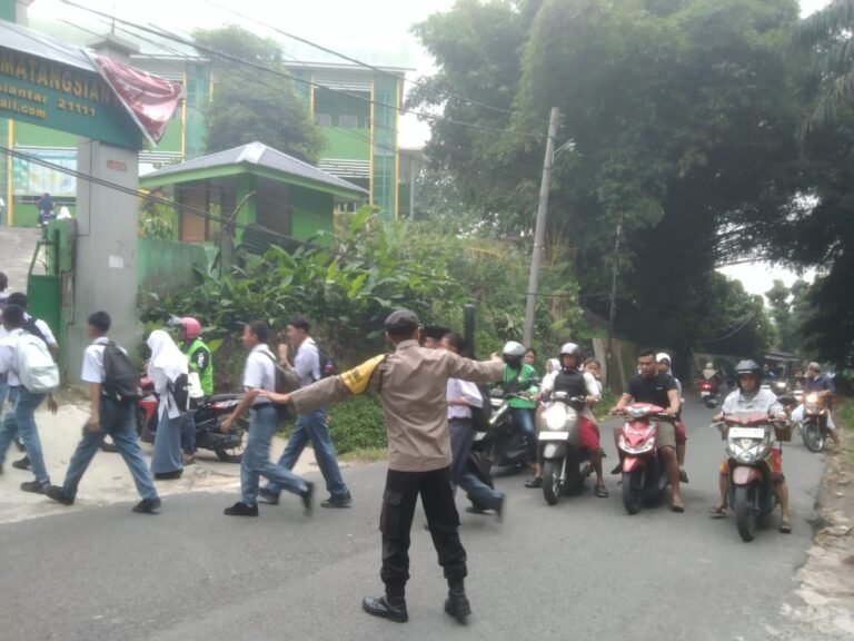 Bhabinkamtibmas Polsek Siantar Barat Gatur Lalin Pos Padat Pagi di Jalan Singosari