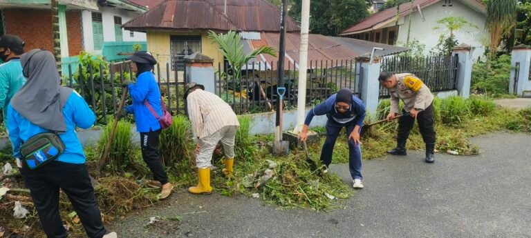 Polsek Siantar Barat Ikut Gotong Royong Bersama Warga di jalan Silimakuta