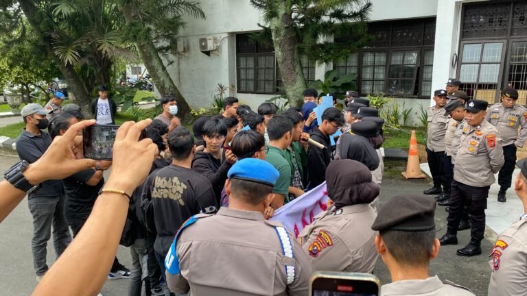 DPM USU Gelar Aksi Unjukrasa di Dishub Medan, Tuntut Transparansi Tender LPJU Rp12 Miliar