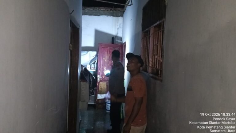 Polsek Siantar Martoba Respon Cepat Cek Rumah Warga Terkena Angin Kencang di Gang Setia Baru