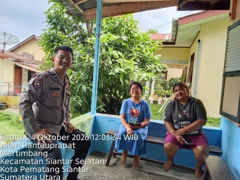 Jaga Lingkungan Sekitar Bhabinkamtibmas Polsek Siantar Selatan Sambang ke Rumah Warga Gang Dame