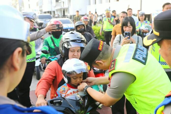 Peduli Keselamatan Pengendara, Kapolda Sumut Turun Langsung Bagikan Helm
